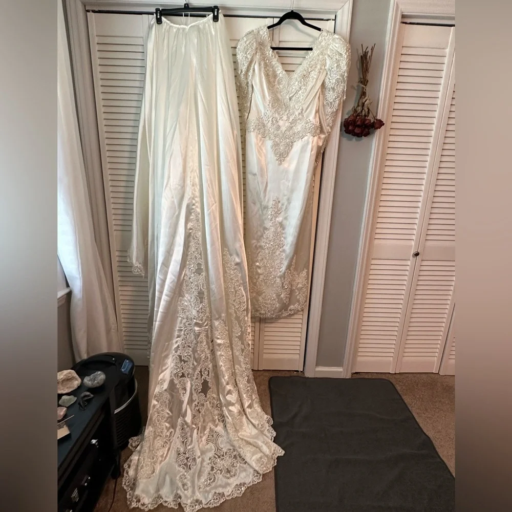 Stunning classic wedding dress - Picture 13 of 16